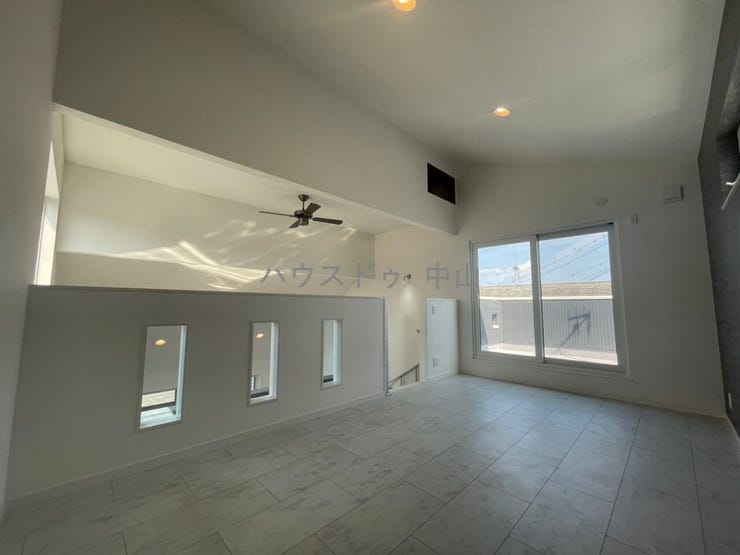 \心安らぐ主寝室/
ゆとりある広さで、ベッドや家具の配置も自在。落ち着いた空間設計が、一日の疲れをやさしく癒し、上質な眠りへと導きます。