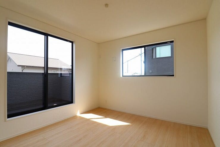 【private room】
6.6帖東側の洋室です。
2面採光で明るいお部屋ですね♪