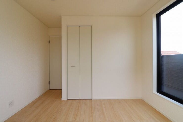 【private room】
6.6帖東側の洋室です。
収納もあり、お部屋をスッキリ保てます。
