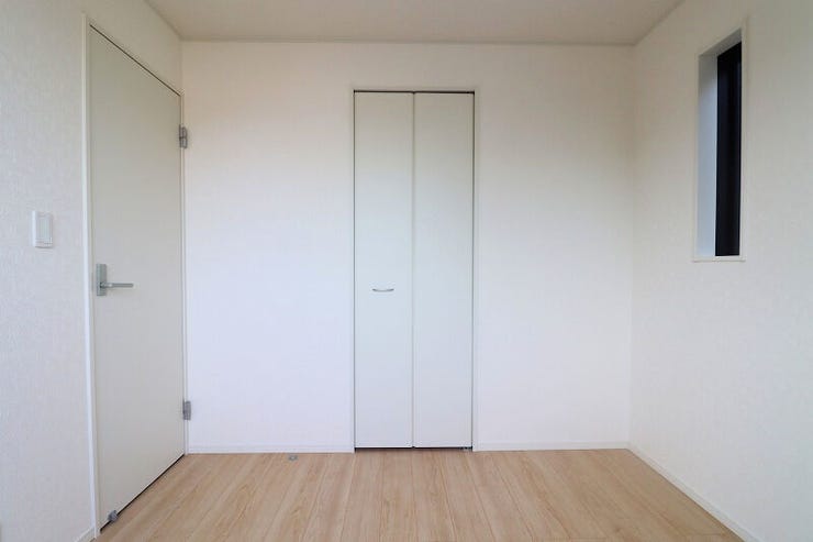 【private room】
4.5帖洋室です。
コンパクトながら収納もあるのは嬉しいですね。趣味のお部屋やリモートワークにも。