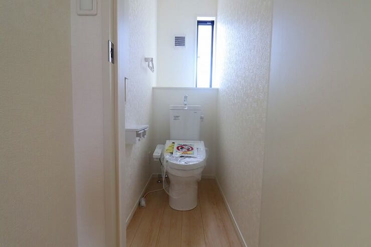 【toilet】
2階トイレです。2階から階段を降りなくてもいいので、お部屋からの移動が短縮できます。