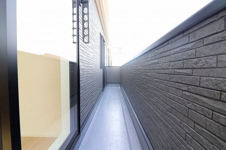 【balcony】
採光・通風に優れたワイドバルコニーです。