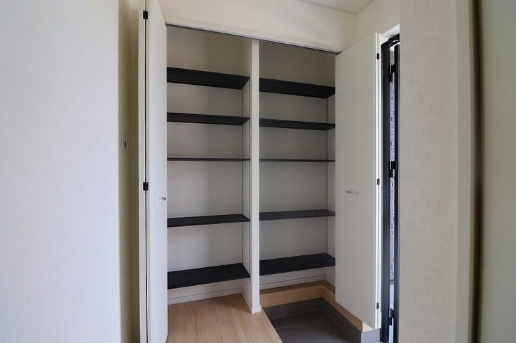 【Storage】
玄関収納です。
大容量で可動棚なのは嬉しいポイントです♪
