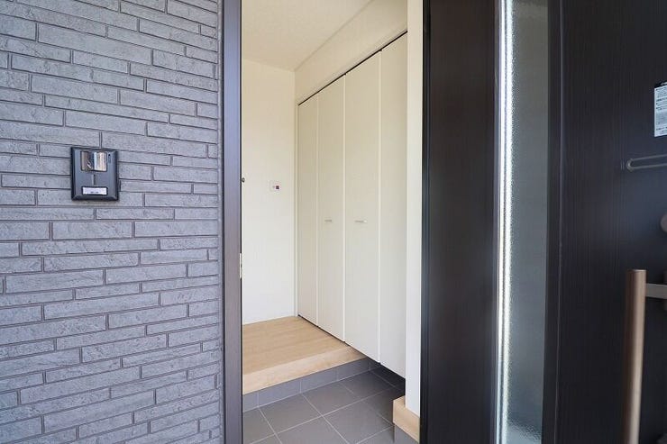 【Entrance】
玄関です。
いつも気持ちよくご家族を迎えられる玄関収納付き。