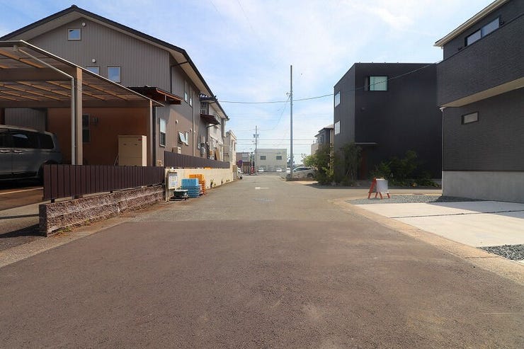 【Front road】
前面道路です。
前道幅員約5.9mあり、駐車の際も楽々ですね♪