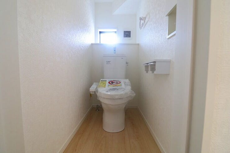 【toilet】
1階のウォシュレット機能付きトイレです♪
タオルリングやペーパーホルダーも完備です♪