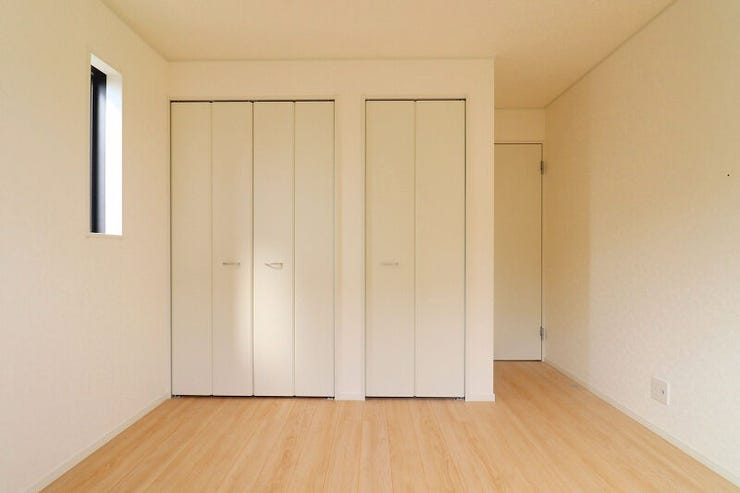 【Master bedroom】
6.6帖西側の洋室です。大容量のクローゼットも完備!
ご夫婦お二人のプライベートシーンを演出する、やすらぎとくつろぎの空間です。