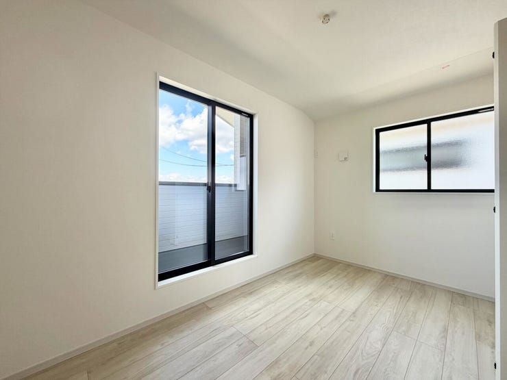 5.5帖の洋室になります。