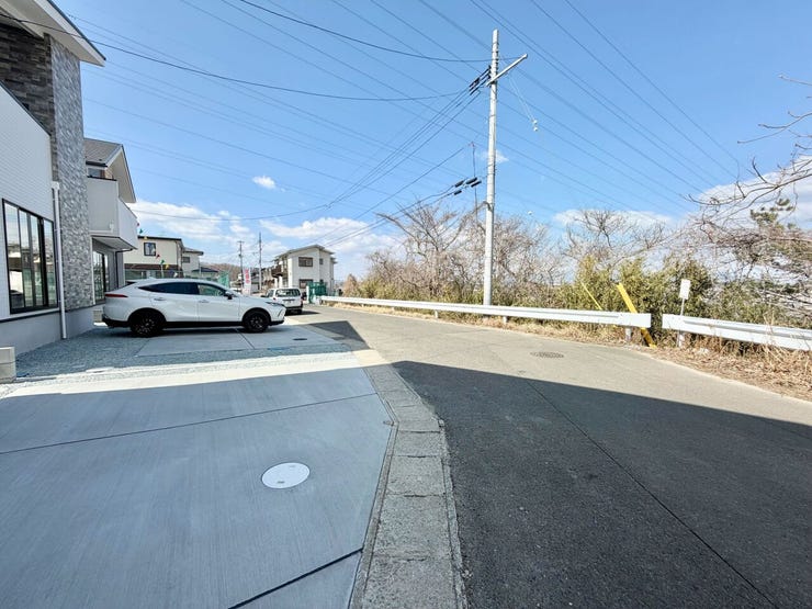 全面は広々6m道路で、駐車が苦手なママも安心して運転出来ます♪