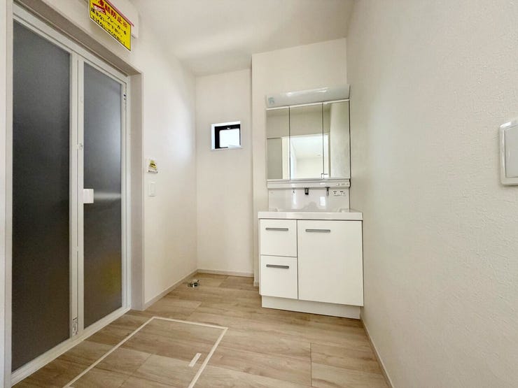 開けると大容量の収納、閉めると3面鏡で見た目もすっきり♪