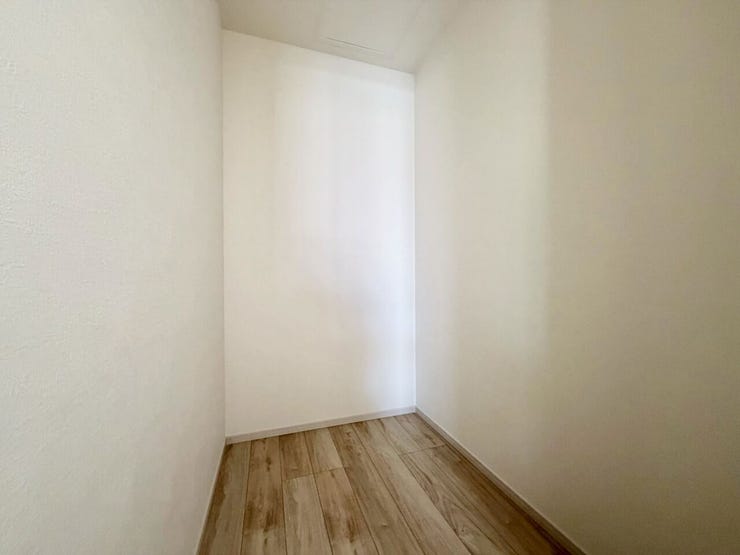 たっぷりの収納力を備えたウォークインクロゼット♪