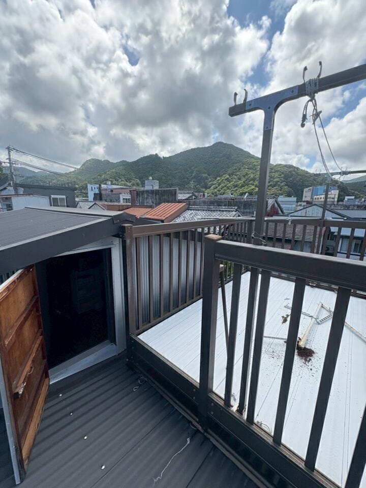 屋根裏からは物干しスペースへとつながっています♪
陽の光がたっぷり入るのでお洗濯もしっかり乾きます!