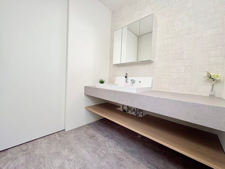 脱衣所にゆとりがあり、着替えや洗濯の動作がスムーズです。洗濯カゴや収納棚を置いても圧迫感がなく、家事動線も整えやすい快適な空間です。