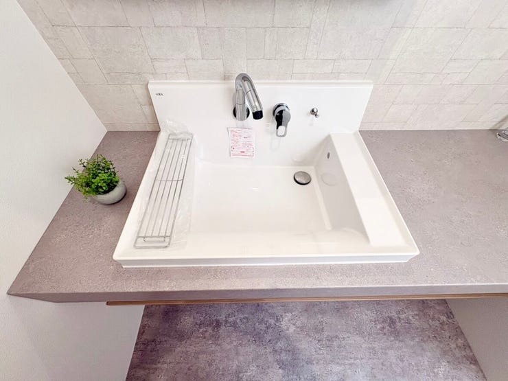 収納スペースを確保することで、洗面回りを常にきれいに保てます。タオルや洗剤の出し入れがしやすいです。柔軟に収納することができる洗面所です。