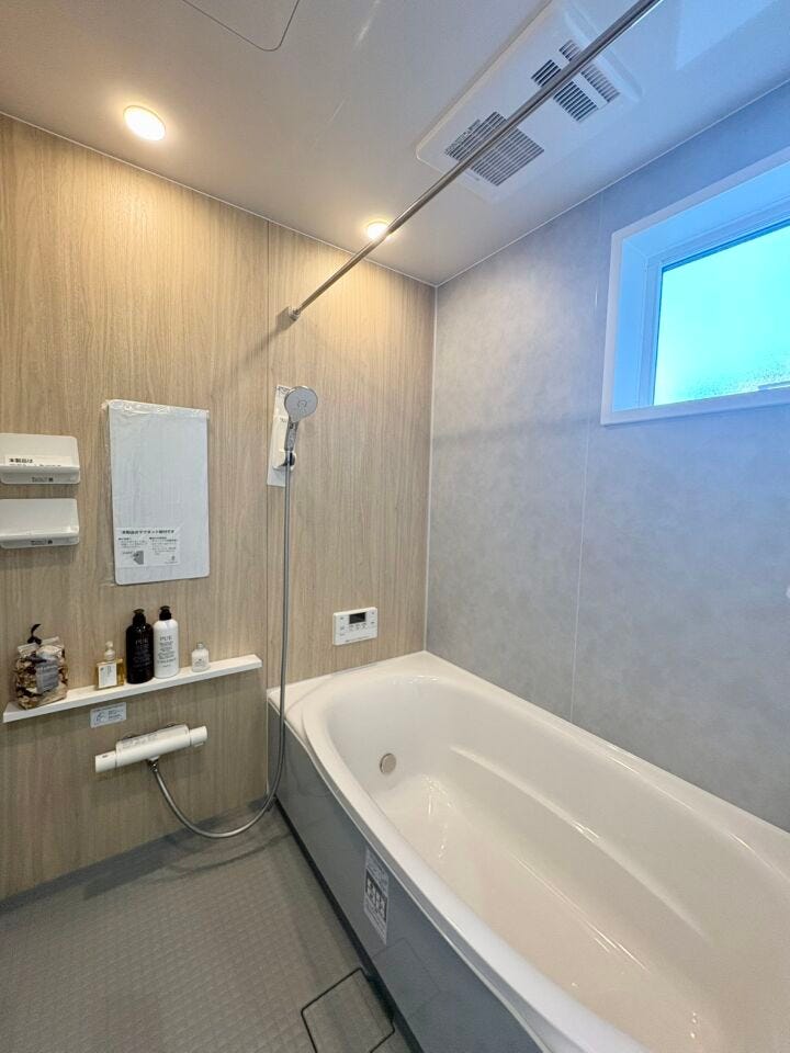 浴室乾燥付きのため、天気の悪い日や花粉の季節も心配ありません。浴室には窓がついているので、熱気がこもりがちな浴室も換気ができるのでお掃除も楽になります。