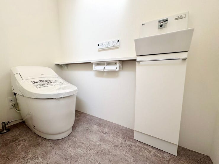 大人も子どもも快適な自動温洗浄便座機能付きで、衛生的かつ、ペーパー節約にもなります。