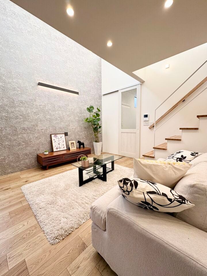 【リビング】
ダウンライトが映える上質なリビング空間です。天井高のある吹抜け設計で、実際の広さ以上の開放感を感じられる住まいです。現地にて直接開放感を体感して頂きたい物件です!