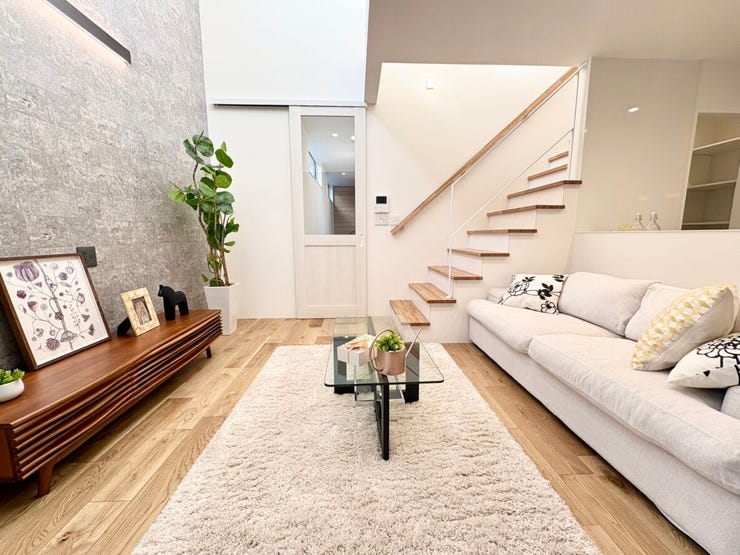 自然とコミュニケーションが増えるリビングが魅力の物件。リビング階段は、自然とコミュニケーションが増え、開放的な空間づくりにも役に立つ人気のある間取りです。