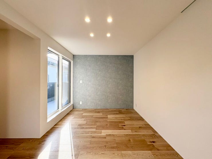 空間にメリハリとデザイン性をプラス。シンプルながらも印象に残る仕上がりで、家具やインテリアが映える、落ち着きのある洋室