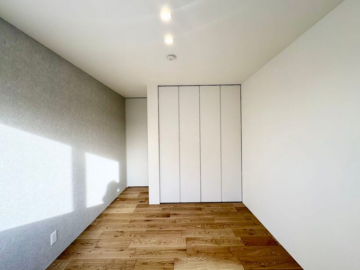 壁の一部にアクセントクロスを採用し、シンプルながらもデザイン性のある洋室です。一面だけ色を変えることで、空間が引き締まり、印象に残る居室になっています。