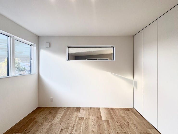 収納力のあるクローゼットを備えた洋室。衣類や小物をすっきり収納でき、居住空間を広く使えます。寝室や子ども部屋、書斎など幅広い用途に対応します。