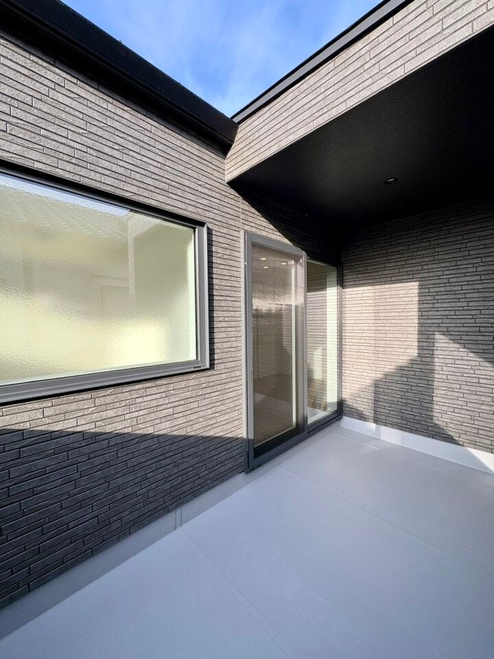 日当たり良好なバルコニー。季節の花々を置いてお家と生活に彩りを。お洗濯ものはもちろん、ふとんやタオルケットなどのサイズの大きいものも干しやすいです。