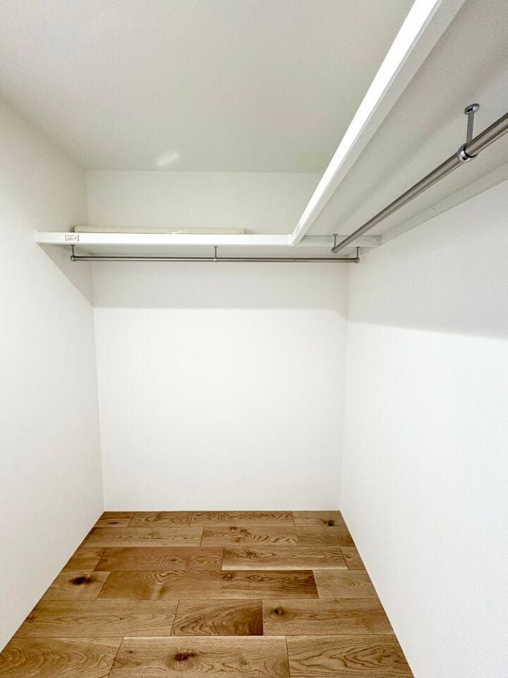 広めのウォークインクローゼット付きで収納力◎洋服・カバンや季節の電化製品などもこちらにきれいに収納できます。季節の衣替えも必要なくなるかもしれません。
