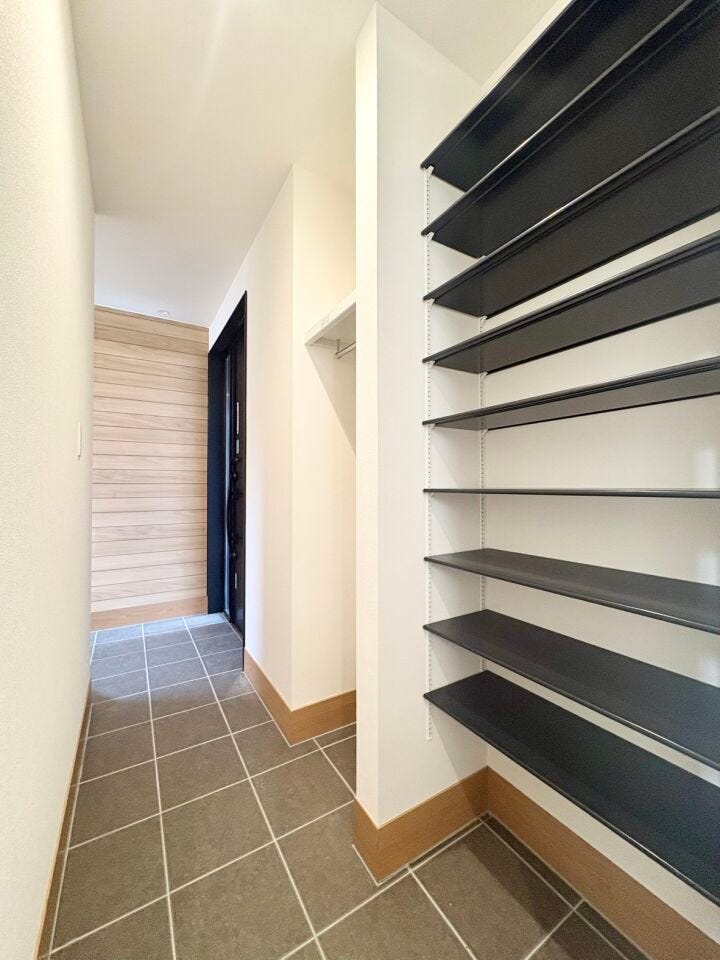 収納力のあるシューズクローゼット。大型なので靴も綺麗に収納できます。アウトドア用品やベビーカーなど大きめのものも収納できます。