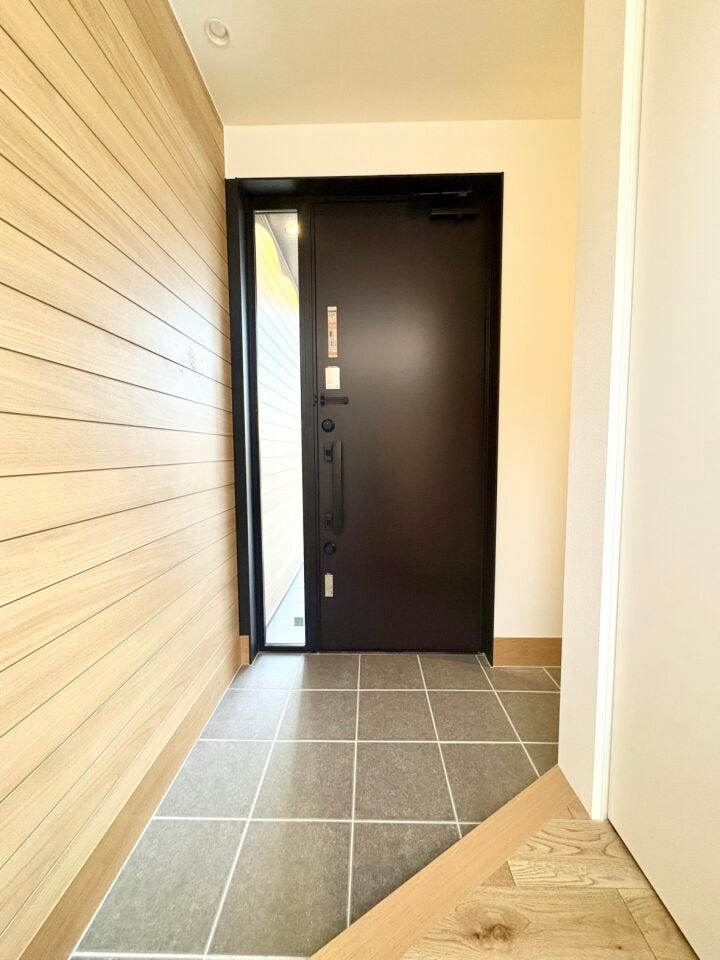 家族分の靴もしっかり収まる、使い勝手の良い収納になっています。グレータイルは汚れが目立ちにくいく、お手入れもしやすい素材です。出入りしやすく、ベビーカーや荷物の出し入れもスムーズです。