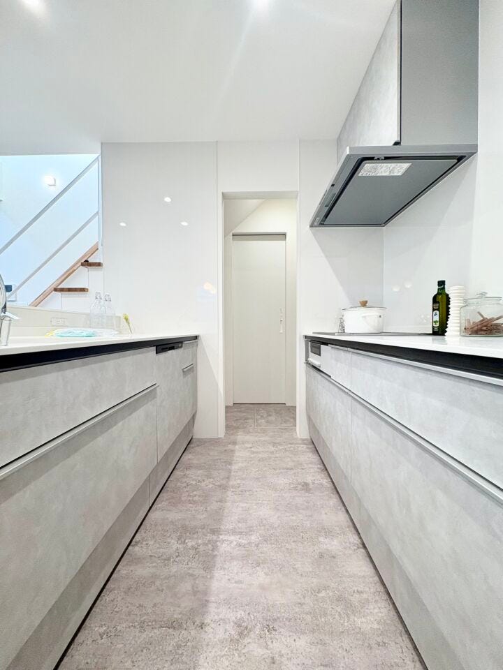 高級感のあるキッチン空間です。食品や日用品のストックをまとめて収納できるパントリーを完備。キッチン周りをすっきり保て、毎日の家事を快適にサポートします。災害時の非常食や水の保管場所としても安心。