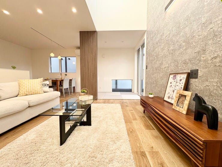 天井高のある吹抜け設計で、実際の広さ以上の開放感を感じられる住まいです。また、アクセントクロスが高級感を演出してくれます。