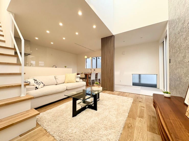 吹抜けのある開放的なリビングは、たっぷりの採光で明るく心地の良い空間です。リビング階段がご家族のコミュニケーションを自然に生み出します。