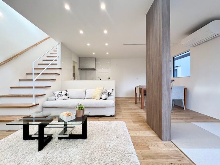 リビング・ダイニング・キッチン・畳みスペースが一体となった使いやすい間取りです。家事をしながらでもご家族の様子を見守れる安心設計です。