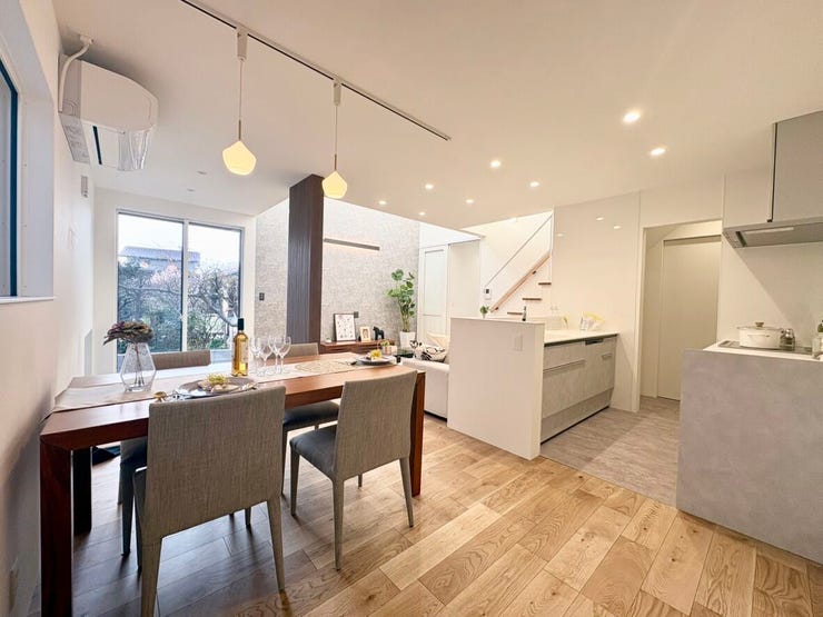 木目とホワイトを基調とした温かみのある内装。大きな窓から差し込み、くつろぎの時間をより豊かに演出します。