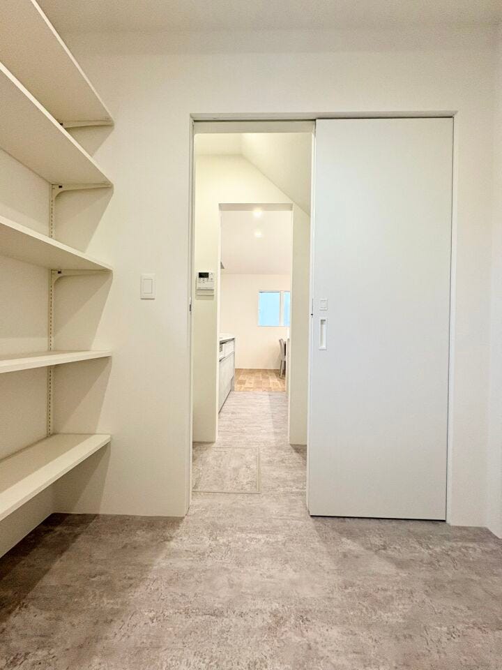 キッチン隣に洗面所を配置した、水回りの動線に配慮された間取りです。料理しながら洗濯や身支度を同時に行うことができ、家事効率が向上します。共働き世代や子育て世代にも嬉しい設計です。