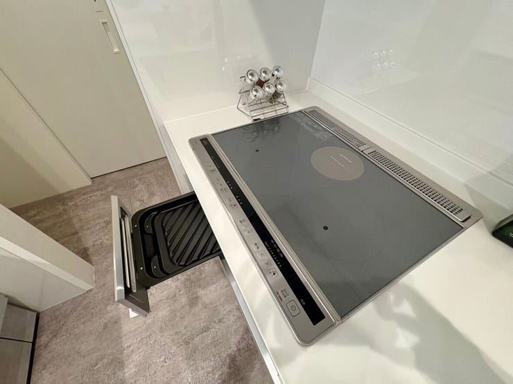 炎がないので安全性が高く、室内の空気も汚しません。熱効率に優れ、微妙な火加減コントロールも可能で、難しい揚げ物料理も上手に調理。フラットなトッププレートはお掃除も簡単です。