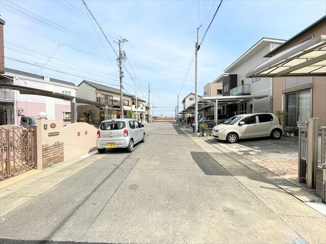 幅員約6.5mの前面道路です。道路幅にゆとりがあるので、車種を選びません。大きめの車を乗りたい方にもオススメです。