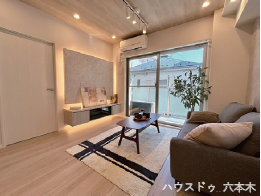 床暖房付きで家族がゆったりくつろげる快適なリビング空間。