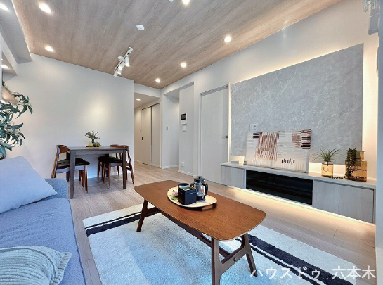 明るく落ち着いた雰囲気のリビングダイニング。