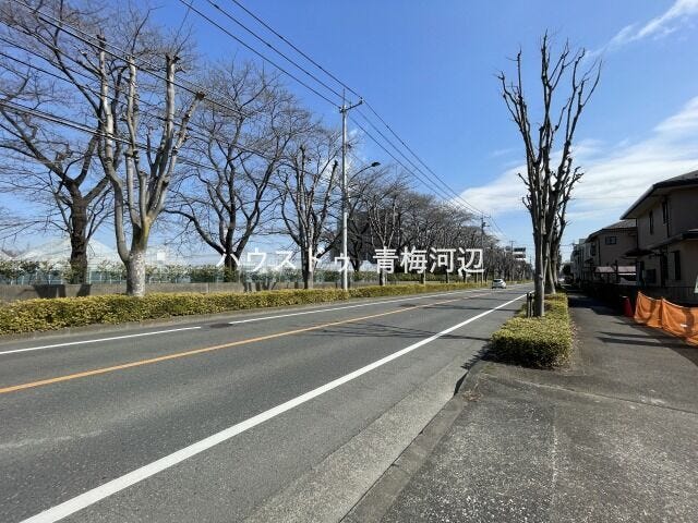 【北側 前面道路】幅員約7m以上の前面道路です。普通車が余裕を持ってすれ違うことの出来る道幅です。もちろん、大型車も余裕を持って通行出来ます。