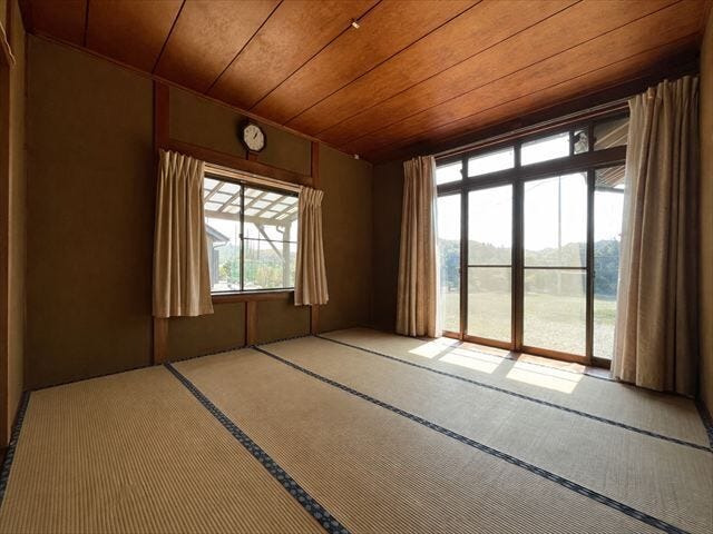 1階和室8帖:DKに隣接した和室で、間仕切りを開ければ広々空間に。おもてなしや家族のくつろぎの場としても使える便利な和室です。
※物消し加工を行っています。