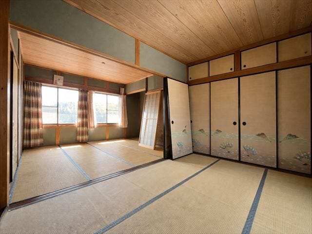 2階和室:客間としても普段使いの居室としても便利に使える和室で、来客時には宿泊にも対応できる頼もしい空間となっています。
※物消し加工を行っています。