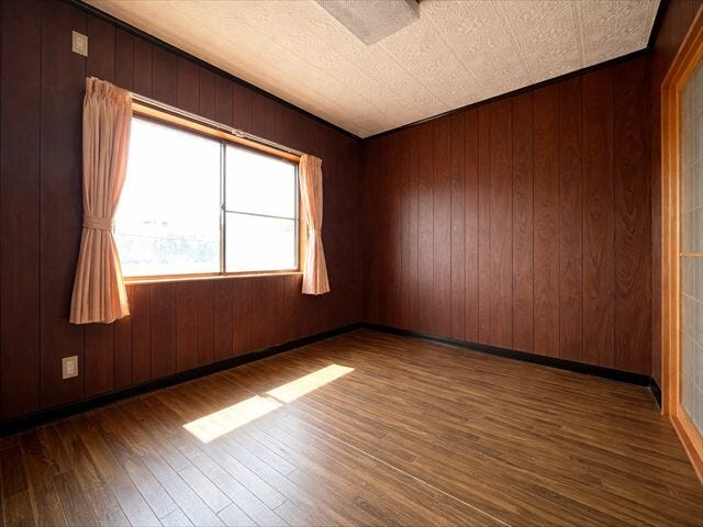 2階洋室6帖:全居室6帖以上でゆとりある空間となっています。それぞれ自分だけのプライベート空間を持てるのが嬉しい設計です。
※物消し加工を行っています。