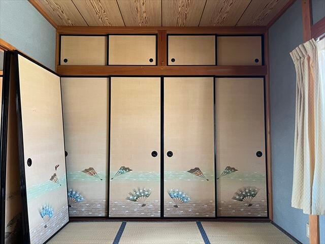 大容量の押入れ収納を完備。布団や衣類、日用品などをまとめて収納でき、居住スペースを有効に活用できます。