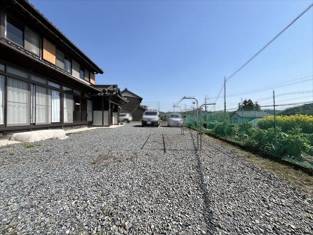 普通車5台分の広くて停めやすい駐車スペースがあります。家族や来客の車も余裕をもって停められる便利な設計です。