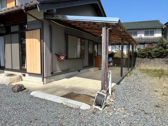 DKの勝手口から出入りできる庇付きスペース。郵便受けも備えられており、雨の日でも濡れずに受け取り可能です◎