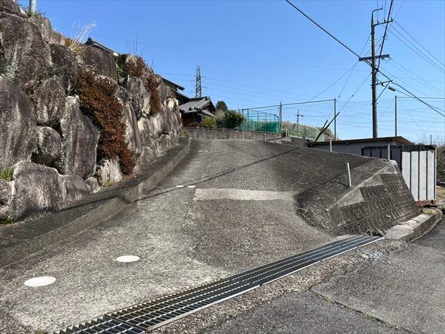 南側幅員約5.4mの道路に約7.00m接道しています。南側前面道路につき、お部屋の隅々までたっぷりの陽光が差し込む明るい住まい。