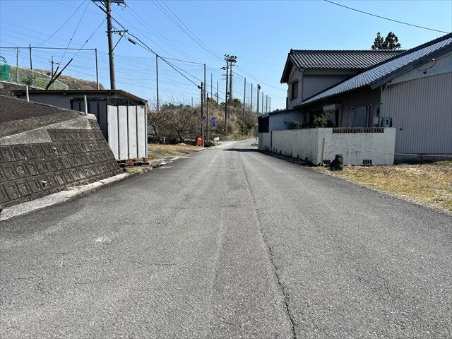 幅員約5mの前面道路です。車がすれ違える道幅です。車1台とベビーカーですれ違っても余裕のある道幅は安心ですね。