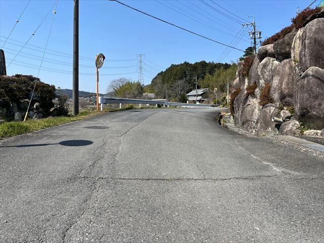 お子様と手を繋いで歩いている横を車が通り抜けれる道幅となっています。安心してお子様と一緒にお出掛けする事が出来ます。