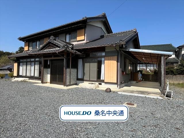 坂を上がったところに建っています。南側に建物がないので開放的でとても日当たりが良いです。